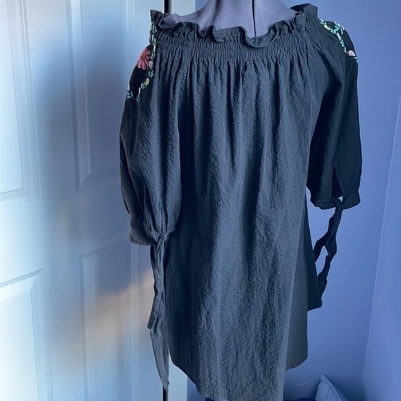 NWT Fashion Fuse top size Small Boho black with floral embroidery blouse - Picture 4 of 8